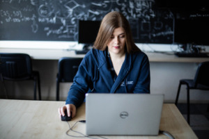 KTU studentė su kompiuteriu